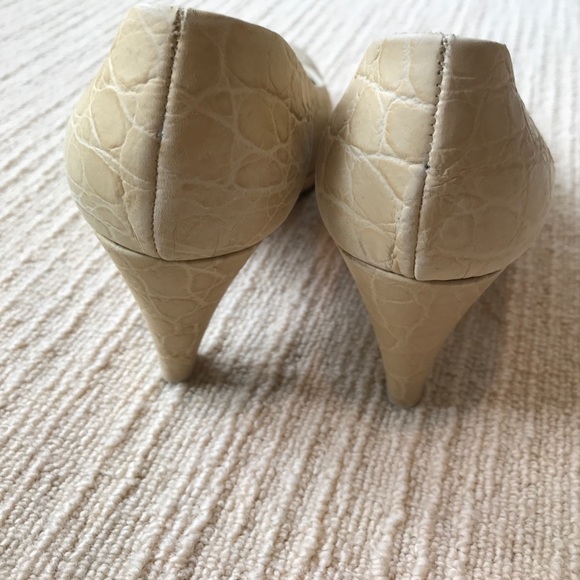 Textured heels - Picture 3 of 5